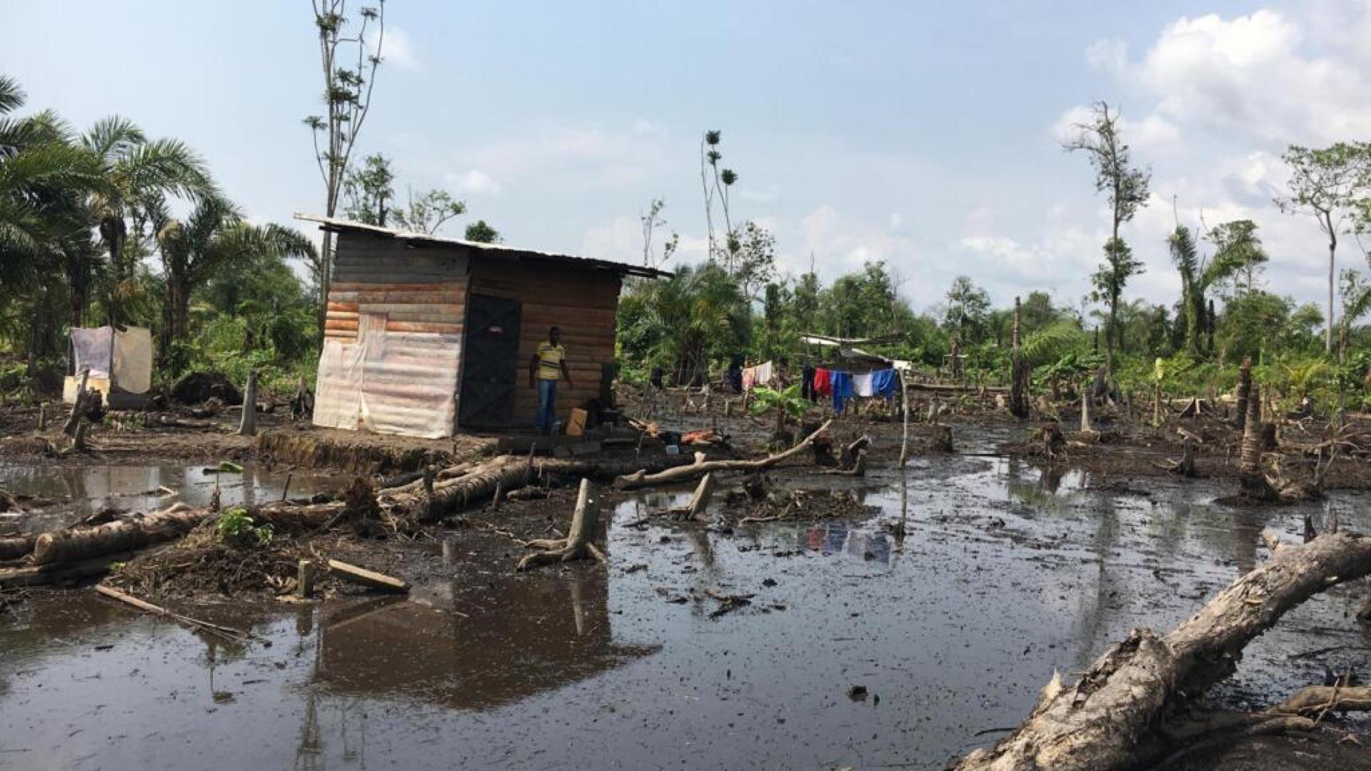 Vertriebene Familie in einem überfluteten Gebiet in Kamerun