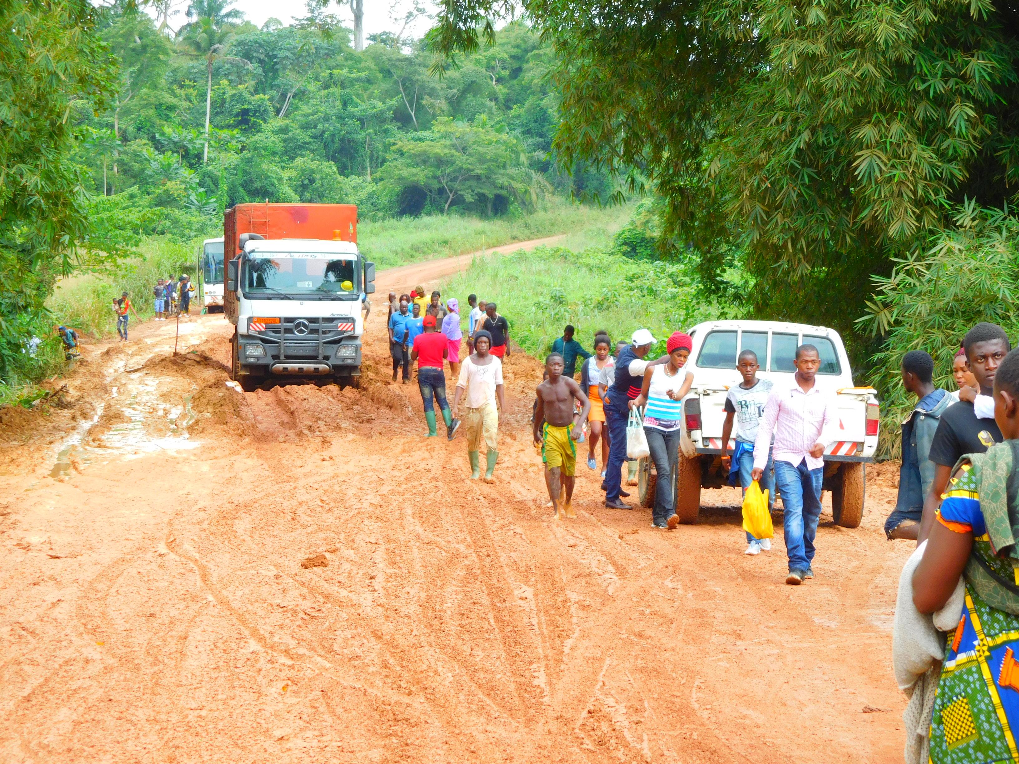 Überflutete Nationalstraße 3 zwischen Yaoundé und Douala während der Regenzeit