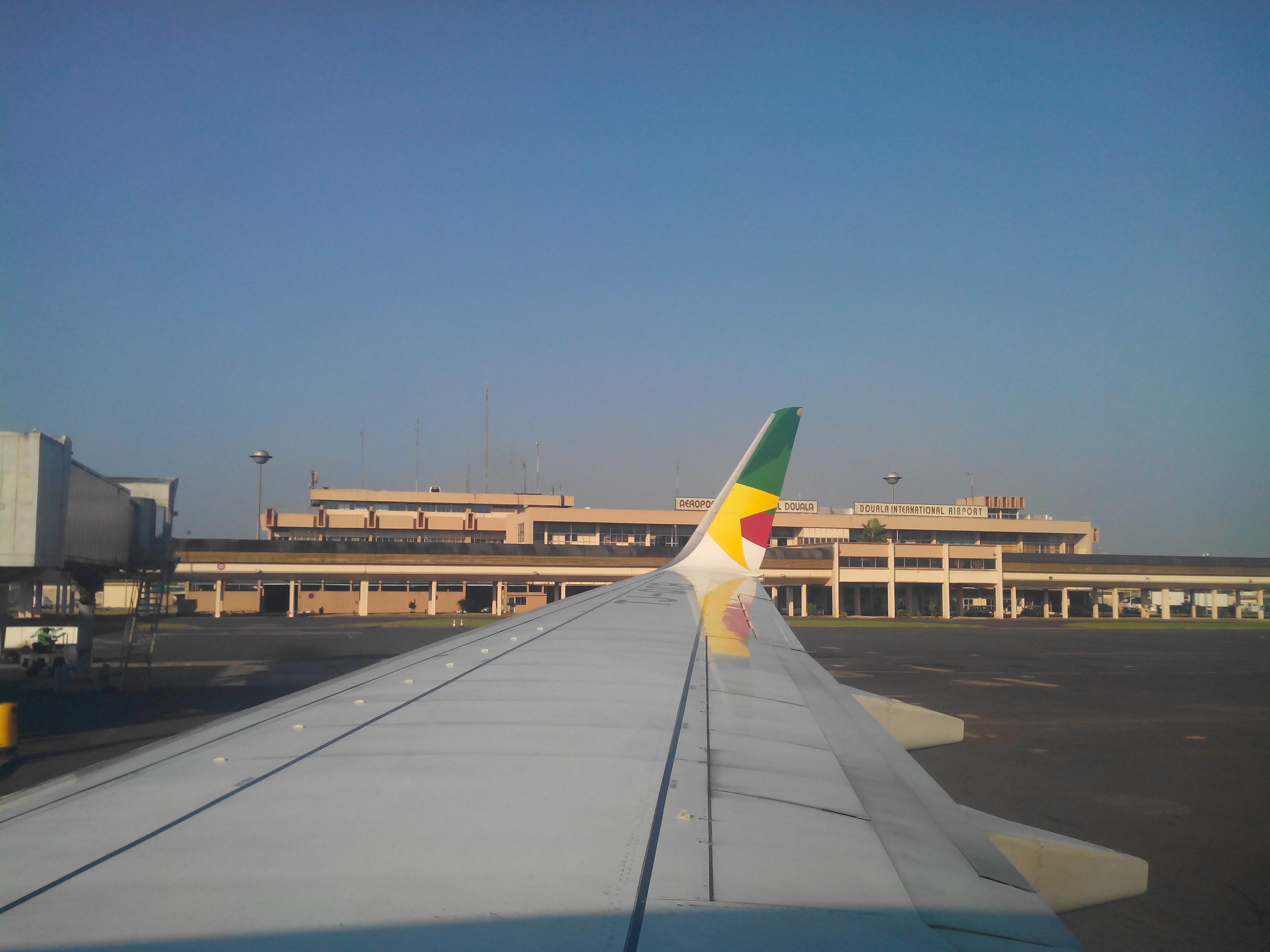 Blick aus einem Flugzeugfenster auf die Gebäude des internationalen Flughafens Douala in Kamerun.